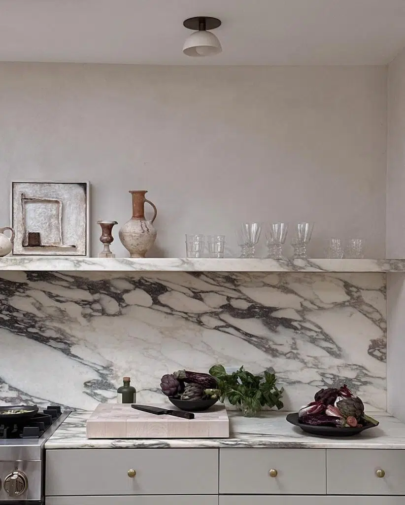 marble backsplash and open shelving kitchen design idea